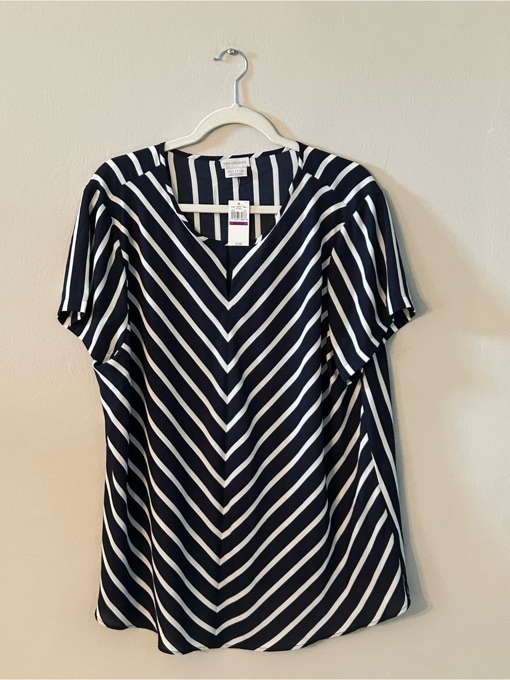 Van Heusen Women's Sz XXL Navy White Chevron Striped V Neck Flowy Blouse Shirt